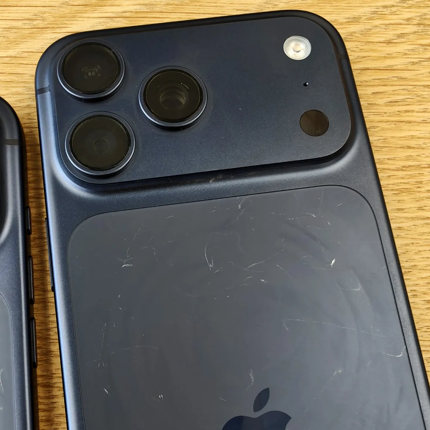 Китайские покупатели недовольны: iPhone 17 Pro быстро покрываются царапинами