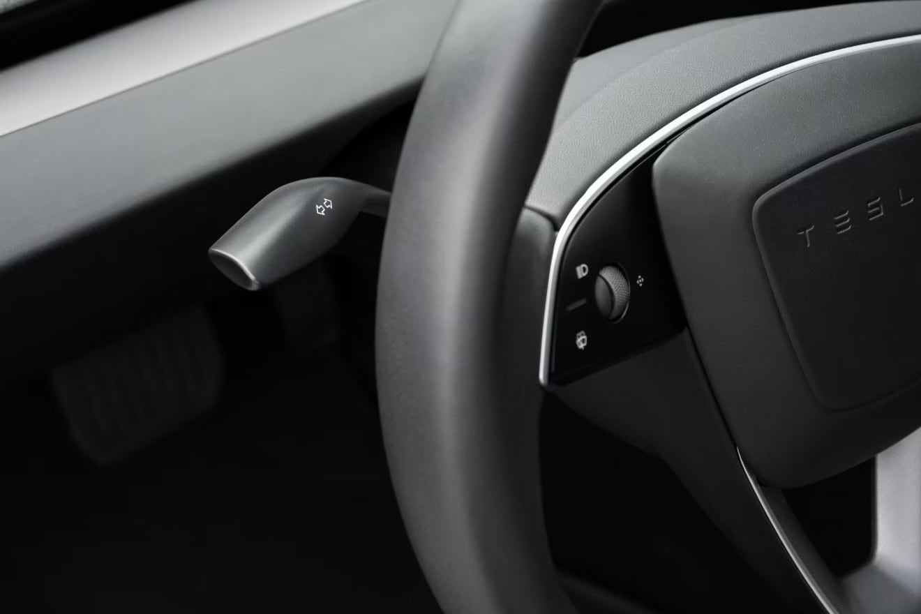 Новая опция для Model 3: Tesla возвращает поворотный переключатель
