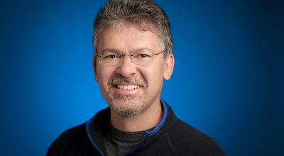 Изменения в команде разработки ИИ Apple: Уход Джона Джаннандреа и новые перспективы