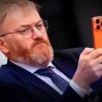 Милонов призывает россиян переходить на китайские смартфоны