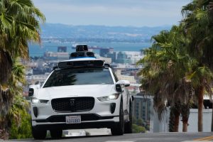 Инцидент с беспилотным такси Waymo: двое подростков задержаны