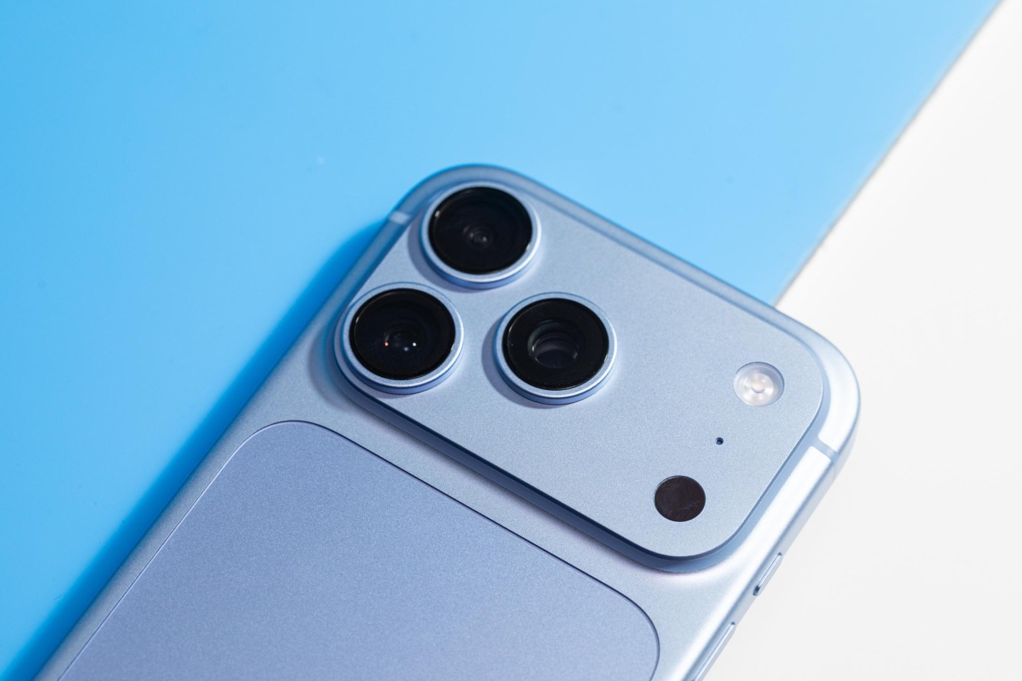 Обзор iPhone 18 Pro: Новый стандарт в фото и видеосъемке