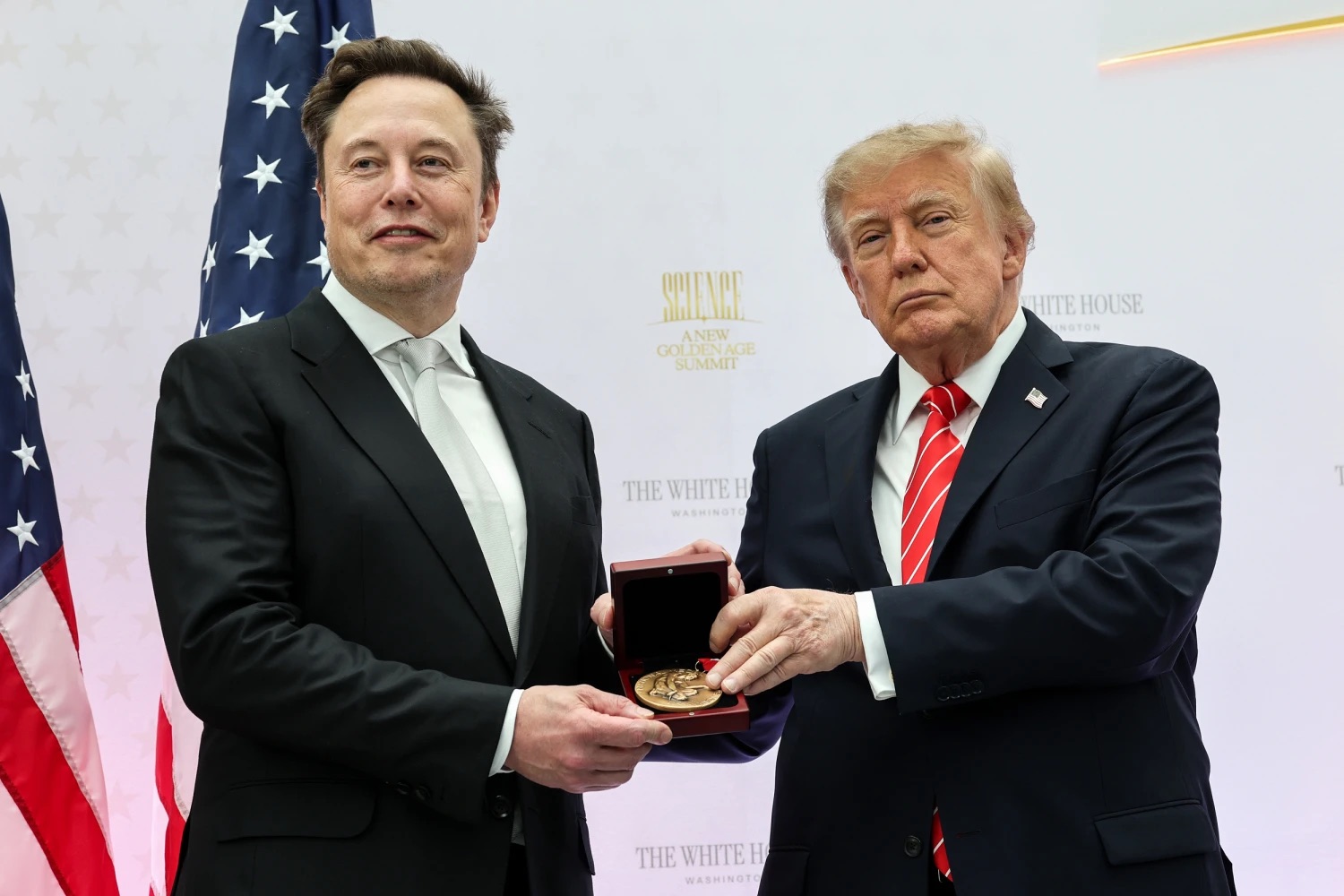 Трамп вручил Илону Маску престижную награду за научные достижения
